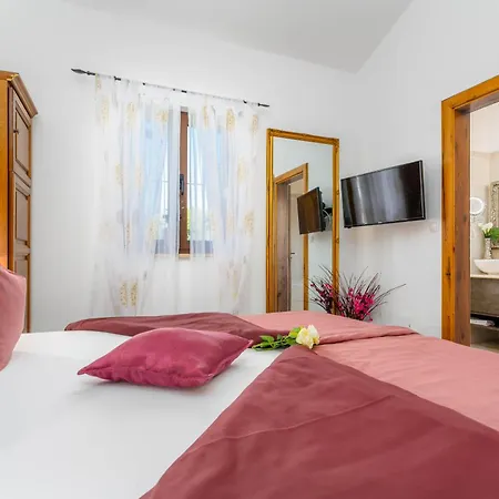 Vila Luxury With 55 M2 Pool, Heated Indoor Pool, Large Garden - By Traveler Tourist Agency - Id 2132 Kras