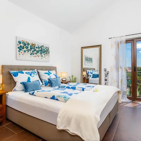 Vila Luxury With 55 M2 Pool, Heated Indoor Pool, Large Garden - By Traveler Tourist Agency - Id 2132